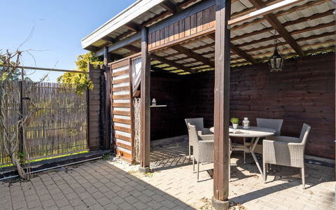 Ghita - 1.2Km from the Sea: Bois, Porte, Dur, Tache De Bois, Porche, Plate-Forme, Planche, Ombre, Chalet, Structure En Plein Air