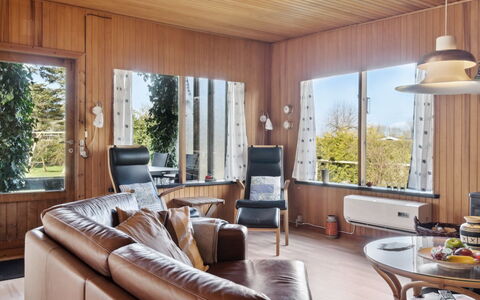 Frode - 400M from the Sea: Meubles, Canapé, Design Intérieur, Sol, Salon, Sol, Throw Pillow, Pièce, Oreiller
