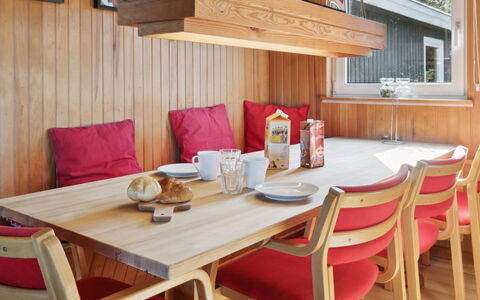 Frode - 400M from the Sea: Bois, Maison, Chalet, Domicile, Toit, Zone Rurale, Siding, Cabane En Rondins, Batiments Jardin, Dur