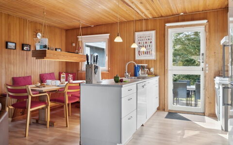 Frode - 400M from the Sea: Bois, Maison, Chalet, Domicile, Toit, Zone Rurale, Siding, Cabane En Rondins, Batiments Jardin, Dur