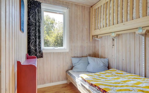 Mile - 260M from the Sea: Bois, Sol, Sol, Chambre, Design Intérieur, Lit, Tache De Bois, Plafond, Pièce, Dur
