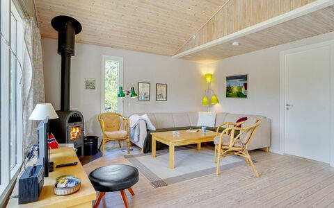 Mile - 260M from the Sea: Maison, Domicile, Porte, Toit, Chalet, Biens, Jardin, Ombre, Siding, Cour
