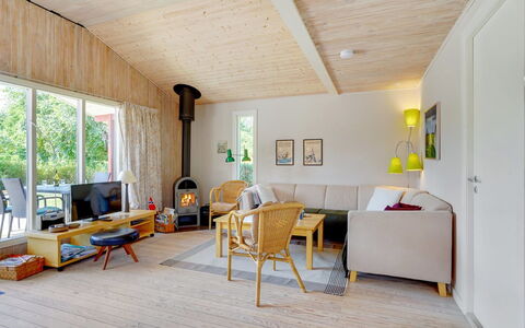 Mile - 260M from the Sea: Maison, Domicile, Porte, Toit, Chalet, Biens, Jardin, Ombre, Siding, Cour