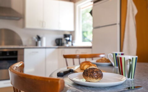 Mile - 260M from the Sea: Maison, Domicile, Porte, Toit, Chalet, Biens, Jardin, Ombre, Siding, Cour