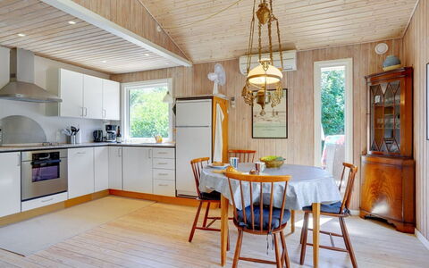 Mile - 260M from the Sea: Maison, Domicile, Porte, Toit, Chalet, Biens, Jardin, Ombre, Siding, Cour