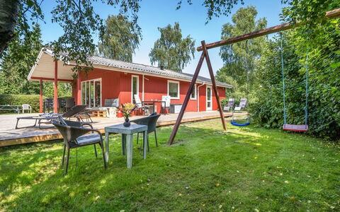Mile - 260M from the Sea: Maison, Domicile, Porte, Toit, Chalet, Biens, Jardin, Ombre, Siding, Cour