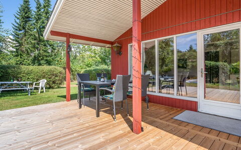 Mile - 260M from the Sea: Maison, Domicile, Porte, Toit, Chalet, Biens, Jardin, Ombre, Siding, Cour
