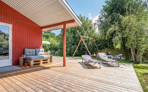 Mile - 260M from the Sea: Maison, Domicile, Porte, Toit, Chalet, Biens, Jardin, Ombre, Siding, Cour