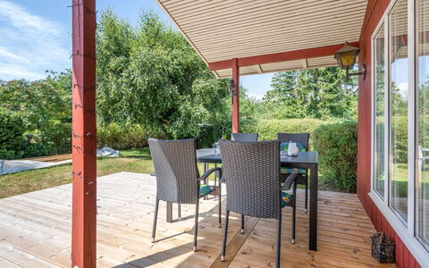Mile - 260M from the Sea: Maison, Domicile, Porte, Toit, Chalet, Biens, Jardin, Ombre, Siding, Cour