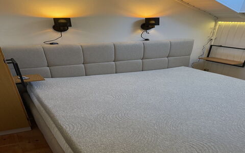 Analine - 1Km from the Sea: Sol, Chambre, Literie, Lit, Cadre De Lit, Linge, Drap De Lit, Dur, Matelas, Parquet
