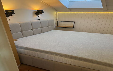 Analine - 1Km from the Sea: Sol, Chambre, Literie, Lit, Cadre De Lit, Linge, Drap De Lit, Dur, Matelas, Parquet