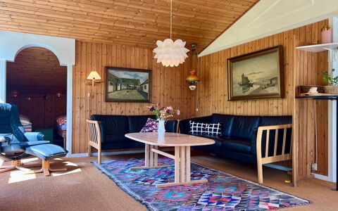 Kiris - 800M from the Sea: Sol, Mur, Sol, Design Intérieur, Bois, Plafond, Parquet, Éclairage, Meubles, Revêtement De Sol Stratifié