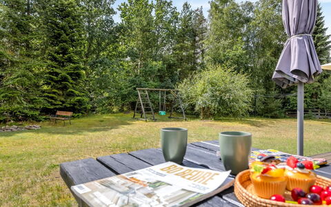 Fjola - 200M from the Sea: Domicile, Chalet, Porche, Dur, Siding, Plate-Forme, Ombre, Planche, Biens, Batiments Jardin
