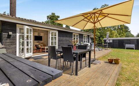 Fjola - 200M from the Sea: Piscine, Mobilier De Jardin, Meubles, Recours, Dalle, Eco Hôtel, Ombre, Chaise, Loisir, Biens