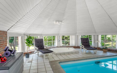 Pauna - 50M from the Sea: Plafond, Design Intérieur, Sol, Recours, Piscine, Ombre, Verre, Biens, Chaise, Conception