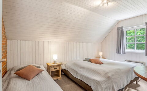 Pauna - 50M from the Sea: Lit, Chambre, Bois, Drap De Lit, Design Intérieur, Literie, Plafond, Sol, Sol, Meubles