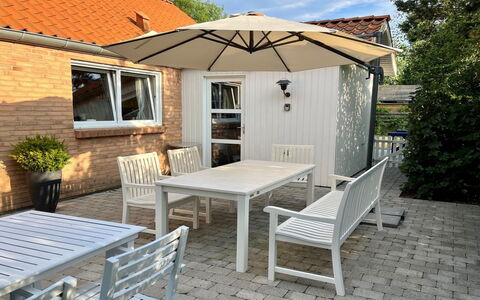 Marjukka - 10M from the Sea: Arbuste, Design Urbain, Couverture De Sol, Brique, Appartement, Biens, Brickwork, Balcon, Aménagement Paysager