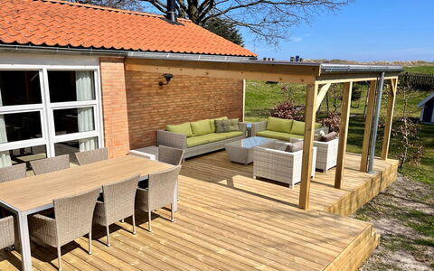 Marjukka - 10M from the Sea: Arbuste, Design Urbain, Couverture De Sol, Brique, Appartement, Biens, Brickwork, Balcon, Aménagement Paysager