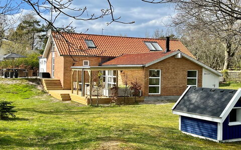 Marjukka - 10M from the Sea: Arbuste, Design Urbain, Couverture De Sol, Brique, Appartement, Biens, Brickwork, Balcon, Aménagement Paysager