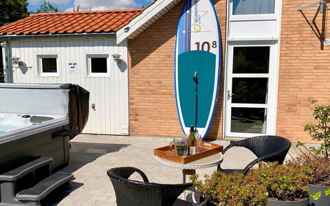 Marjukka - 10M from the Sea: Arbuste, Design Urbain, Couverture De Sol, Brique, Appartement, Biens, Brickwork, Balcon, Aménagement Paysager