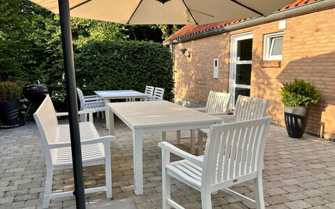 Marjukka - 10M from the Sea: Arbuste, Design Urbain, Couverture De Sol, Brique, Appartement, Biens, Brickwork, Balcon, Aménagement Paysager