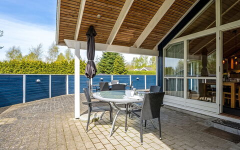 Alger - 800M from the Sea: Porche, Domicile, Porte, Chalet, Plate-Forme, Ombre, Biens, Dur, Chaise, Siding