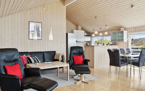 Swanhild - 900M from the Sea: Bois, Maison, Chalet, Domicile, Toit, Zone Rurale, Siding, Cabane En Rondins, Batiments Jardin, Dur