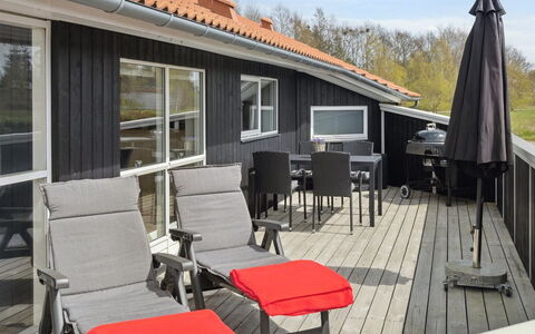 Swanhild - 900M from the Sea: Bois, Maison, Chalet, Domicile, Toit, Zone Rurale, Siding, Cabane En Rondins, Batiments Jardin, Dur