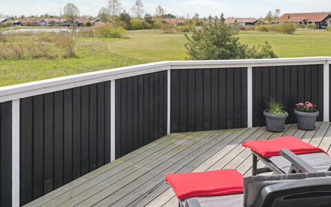 Swanhild - 900M from the Sea: Bois, Maison, Chalet, Domicile, Toit, Zone Rurale, Siding, Cabane En Rondins, Batiments Jardin, Dur
