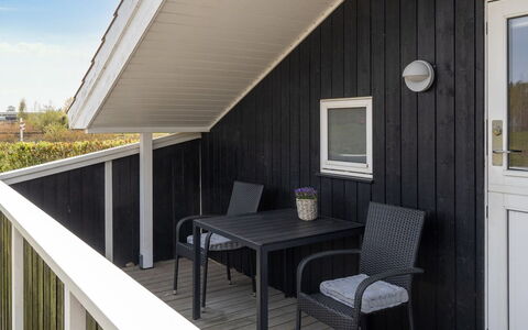 Swanhild - 900M from the Sea: Bois, Maison, Chalet, Domicile, Toit, Zone Rurale, Siding, Cabane En Rondins, Batiments Jardin, Dur