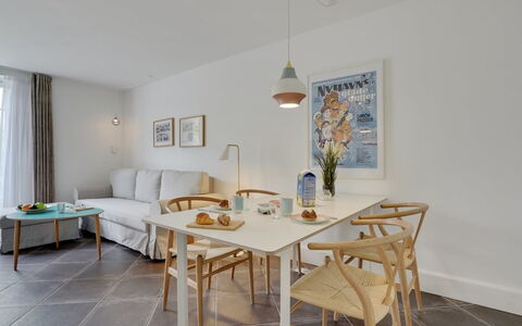Bertte - 100M from the Sea: Meubles, Sol, Design Intérieur, Bois, Chaise, Table, Sol, Table Cuisine Et Salle A Manger, Plafond, Salle À Manger