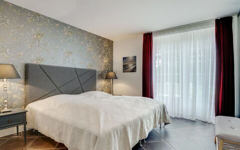 Bertte - 100M from the Sea: Meubles, Mobilier De Jardin, Chaise, Tableau De Plein Air, Table, Sol, Table Cuisine Et Salle A Manger, Plate-Forme, Patio, Tache De Bois