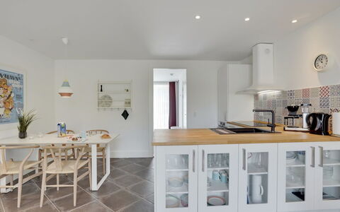 Bertte - 100M from the Sea: Toit, Maison, Lot Terre, Domicile, Chalet, Biens, Batiments Jardin, Ombre, Cabane En Rondins, Aménagement Paysager