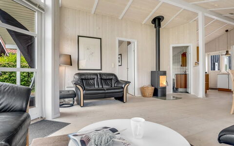 Birtir - 1.2Km from the Sea: Herbe, Maison, Toit, Domicile, Chalet, Arbuste, Lot Terre, Zone Rurale, Ferme, Couverture De Sol