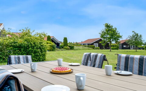 Birtir - 1.2Km from the Sea: Herbe, Maison, Toit, Domicile, Chalet, Arbuste, Lot Terre, Zone Rurale, Ferme, Couverture De Sol