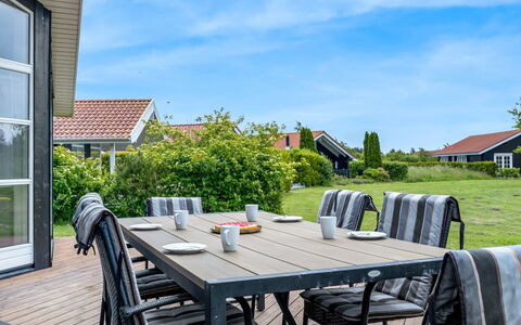 Birtir - 1.2Km from the Sea: Herbe, Maison, Toit, Domicile, Chalet, Arbuste, Lot Terre, Zone Rurale, Ferme, Couverture De Sol