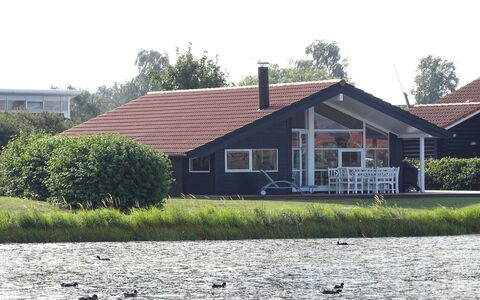 Godtfrede - 950M from the Sea: Piscine, Mobilier De Jardin, Meubles, Recours, Dalle, Eco Hôtel, Ombre, Chaise, Loisir, Biens