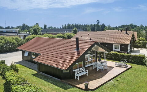 Godtfrede - 950M from the Sea: Piscine, Mobilier De Jardin, Meubles, Recours, Dalle, Eco Hôtel, Ombre, Chaise, Loisir, Biens
