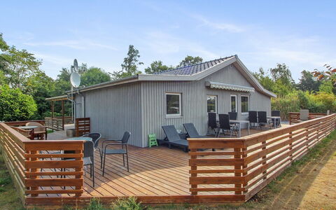 Editha - 800M from the Sea: Domicile, Chalet, Porche, Dur, Siding, Plate-Forme, Ombre, Planche, Biens, Batiments Jardin