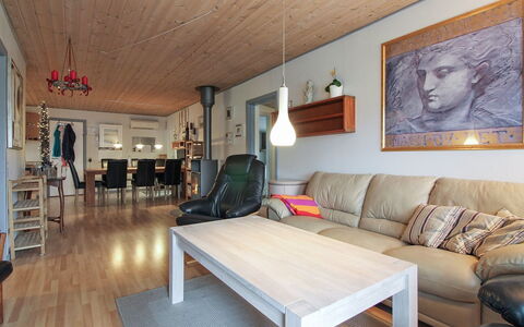 Editha - 800M from the Sea: Domicile, Chalet, Porche, Dur, Siding, Plate-Forme, Ombre, Planche, Biens, Batiments Jardin