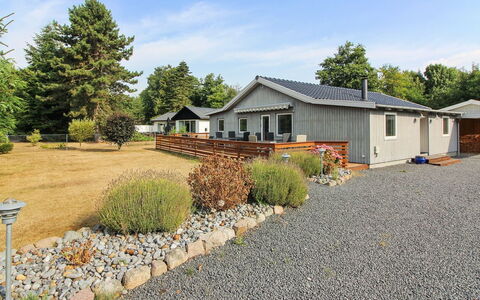 Editha - 800M from the Sea: Domicile, Chalet, Porche, Dur, Siding, Plate-Forme, Ombre, Planche, Biens, Batiments Jardin
