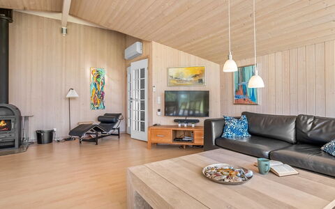 Enid - 700M from the Sea: Bois, Design Intérieur, Meubles, Sol, Plafond, Canapé, Salon, Sol, Pièce, Domicile