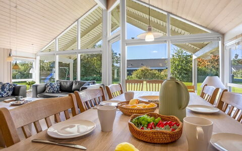 Enid - 700M from the Sea: Herbe, Maison, Toit, Domicile, Chalet, Arbuste, Lot Terre, Zone Rurale, Ferme, Couverture De Sol