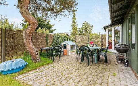 Odstanus - 575M from the Sea: Jardin, Arbuste, Maison, Domicile, Lot Terre, Meubles, Chalet, Pelouse, Arrière-Cour