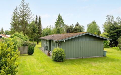 Odstanus - 575M from the Sea: Herbe, Arbuste, Maison, Lot Terre, Domicile, Toit, Chalet, Couverture De Sol, Jardin
