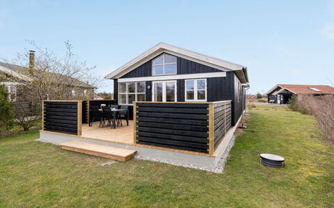 Evin - 800M from the Sea: Maison, Domicile, Porte, Toit, Chalet, Biens, Jardin, Ombre, Siding, Cour