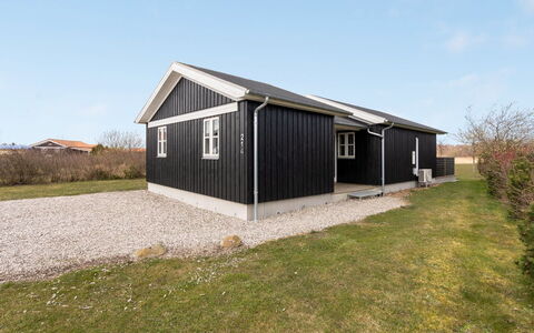 Evin - 800M from the Sea: Maison, Domicile, Porte, Toit, Chalet, Biens, Jardin, Ombre, Siding, Cour