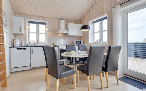 Evin - 800M from the Sea: Maison, Domicile, Porte, Toit, Chalet, Biens, Jardin, Ombre, Siding, Cour