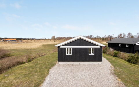Evin - 800M from the Sea: Maison, Domicile, Porte, Toit, Chalet, Biens, Jardin, Ombre, Siding, Cour