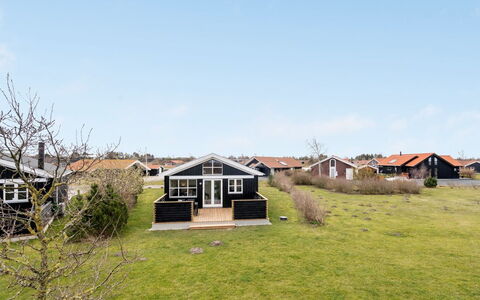 Evin - 800M from the Sea: Maison, Domicile, Porte, Toit, Chalet, Biens, Jardin, Ombre, Siding, Cour